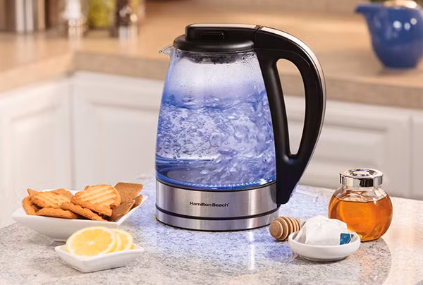 Không lau sạch cặn. Ấm siêu tốc hay ấm thông thường đun nước lâu ngày sẽ xuất hiện lớp cặn dày dưới đáy. Nếu không được vệ sinh, những nguyên tố kim loại nặng sẽ có cơ hội thâm nhập cơ thể không hề có lợi.