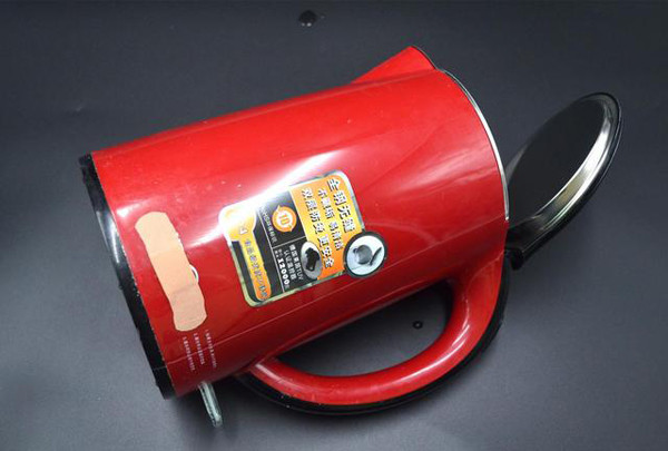  Bình siêu tốc được làm từ chất liệu kém an toàn. Trên thị trường, ấm điện có nhiều loại với giá cả khác nhau. Đáng nói, có loại được làm từ thép có hàm lượng mangan cao. Uống nước trong ấm này rất nguy hiểm, thậm chí được ví không khác gì “đầu độc” cơ thể.