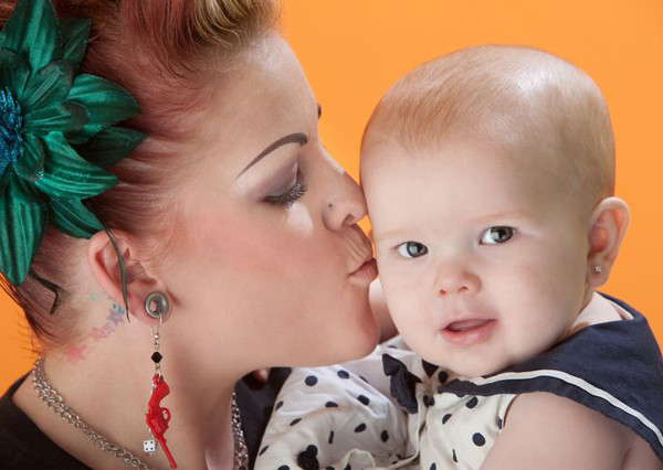 Bố mẹ áp đặt sở thích lên con cái. Trẻ nhỏ chưa có ý thức làm đẹp, quyết định bấm lỗ tai hoàn toàn là chủ kiến của bố mẹ. Không ít trường hợp trẻ lớn lên và cảm thấy không thích có lỗ tai.