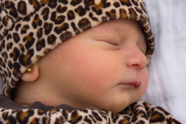 Trẻ có thể tự làm đau chính mình. Một trong những tác hại của việc bấm lỗ tai dễ thấy nhất là cảm giác đau đớn. Thời gian đầu, vị trí bấm lỗ tai sẽ chuyển sang màu đỏ, tấy nhẹ. Vết thương chỉ lành lại khi được vệ sinh đúng cách.