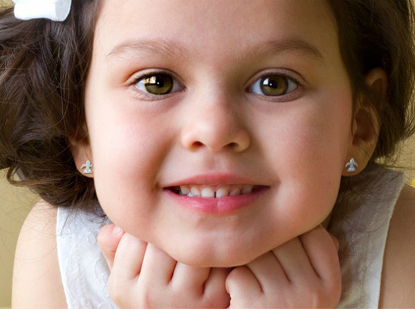 Do vậy, ngoài việc làm tăng mối nguy sức khỏe cho trẻ, bấm lỗ tai còn ảnh hưởng tâm lý đứa trẻ. Nó sẽ tốt hơn để đợi trẻ lớn, tự đưa ra quyết định cho mình. Ảnh: Brightside, Internet.