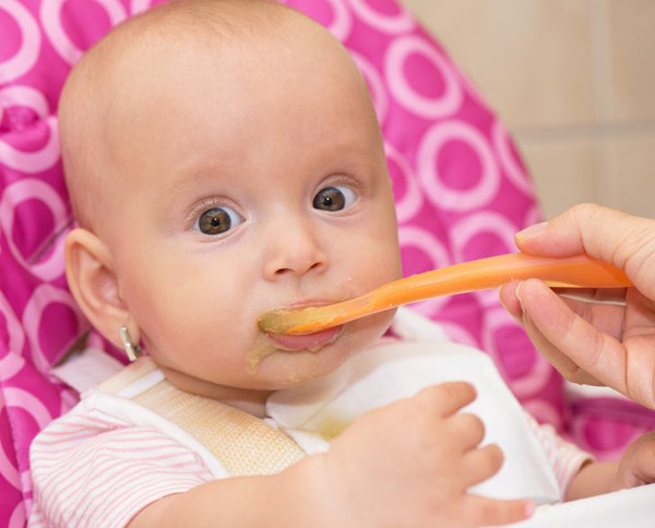 Tác hại bấm lỗ tai cho trẻ - lỗ tai không đồng đều. Hầu hết trẻ bấm lỗ tai bị nhiễm trùng đều do lỗ tai được xỏ không đều trên thùy tai. Có điều này là bởi quá trình thực hiện, trẻ thường hay chuyển động bất ngờ khiến người bấm khó xác định vị trí chính xác.