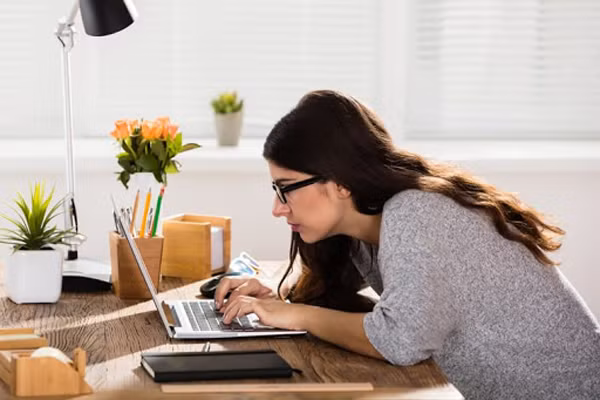 Vết sạm đen hình thành do ma sát quần áo. Cơ thể không tránh khỏi việc cọ xát với quần áo nhiều lần mỗi ngày. Đây cũng là lý do khiến vùng da mông dễ hình thành lớp sừng dày, gây nám và sạm da.
