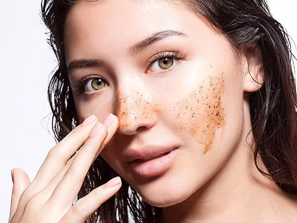 Cố gắng hạn chế mặc quần bó hoặc quần jean chật. Khi ngồi, nên đặt một tấm đệm mềm trên ghế nhằm giảm cọ xát giữa mông và bề mặt ghế.