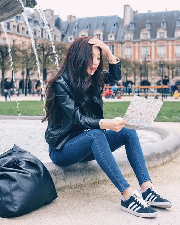 Vết sạm đen hình thành do trọng lượng cơ thể. So với người nhẹ cân, vết sạm đen trên hông người có cân nặng quá khổ sẽ đậm hơn. Điều này là do cullulite dưới da phân bổ không đều, khiến da trở nên sần sùi thâm đen.
