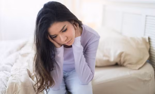Để cải thiện vùng da không mấy thiện cảm, chị em nên tránh ngồi lâu. Sau 40 phút duy trì tư thế ngồi, bạn nên đứng dậy vận động để thúc đẩy tuần hoàn máu và trao đổi chất.