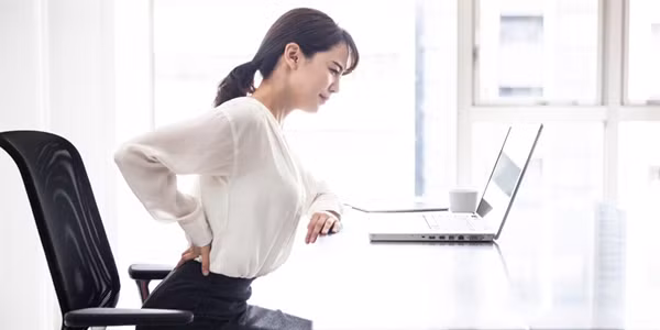 Ngoài ra, ngồi trong thời gian dài cũng khiến cơ mông chịu áp lực. Máu cung cấp tại chỗ sẽ không được thông suốt, khiến quá trình trao đổi chất giảm. Chính vì vậy, quá trình thải hắc tố cũng không được diễn ra mạnh mẽ như các bộ phận khác. Theo thời gian, vết sạm ngày càng tối màu.