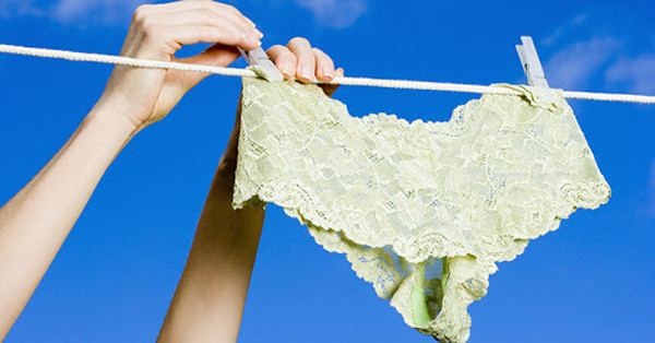 Phơi nắng. Sau khi giặt, bạn nên phơi quần lót dưới ánh mặt trời. Tia cực tím có thể tiêu diệt vi khuẩn bám trên đó. Tuyệt đối tránh phơi ở trong phòng tắm bởi độ ẩm nơi này rất cao. Ảnh: Internet.