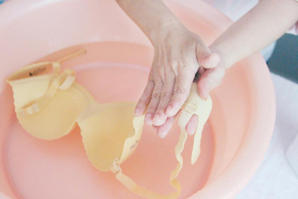 Nên chần quần lót với nước sôi trong kỳ kinh nguyệt. Nước nóng sẽ tiêu diệt hầu hết nấm mốc, vi khuẩn tồn đọng trên quần lót. Không chỉ riêng kỳ kinh nguyệt, chị em nên chọn quần chất liệu cotton. Sau thời gian sử dụng, giặt sạch rồi chần nước sôi sẽ tránh được tối đa tình trạng viêm nhiễm vùng kín.