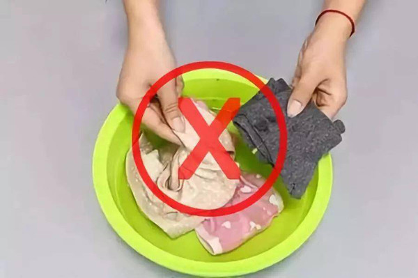 Không giặt quần lót chung với tất. Tất được sử dụng cho bàn chân nên có khả năng chứa lượng lớn nấm mốc gây hại. Khi được giặt chung, nấm mốc sẽ có cơ hội lan ra quần lót. Điều này không có lợi cho sức khỏe người dùng.