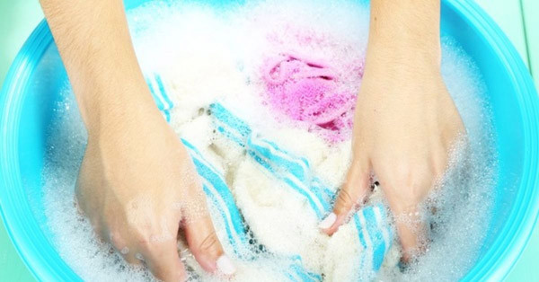 Thay quần lót mỗi ngày, không tích quần đã mặc quá lâu. Thay quần lót mỗi ngày hầu hết mọi người đều thực hiện đúng. Tuy nhiên do công việc bận rộn, nhiều chị em có thói quen tích quần áo đã mặc 1 vài hôm mới giặt. Không vệ sinh quần lót sớm khiến vi khuẩn phát triển mạnh ở nhiệt độ phòng.