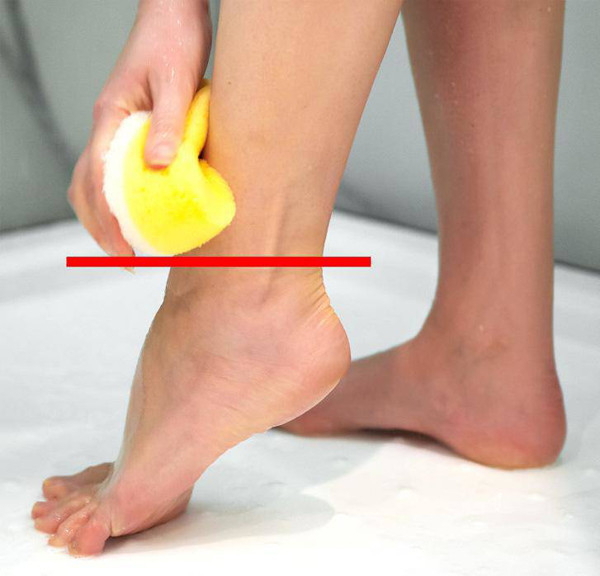 Gây mùi. Thực tế, rửa bằng nước có thể không loại bỏ được hết phần nước tiểu bám dính trên da đùi và chân. Những chất bẩn này kết hợp với vi khuẩn, mồ hôi sẽ nhanh chóng tạo mùi khó chịu sau đó.