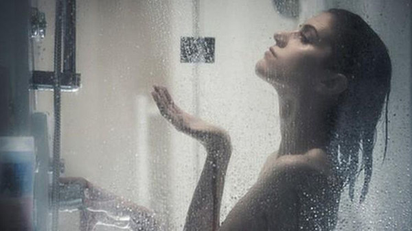 Gây bệnh phụ khoa. Cấu tạo lỗ niệu đạo nằm phía trên âm đạo. Điều này khiến tiểu đứng tạo cơ hội cho vi khuẩn từ nước tiểu dễ dàng thâm nhập vào âm đạo. Nếu không được vệ sinh kỹ, bạn gái có thể đối diện với viêm âm đạo, viêm vùng chậu, làm tổn thương tử cung cũng như các vấn đề phụ khoa.