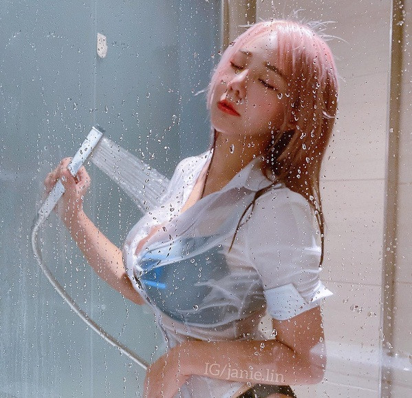 Bên cạnh những lời khen dành cho vóc dáng sexy của Janie, không ít người ngao ngán vì phong cách hở bạo, thích phô trương vòng 1 đến mức phản cảm.