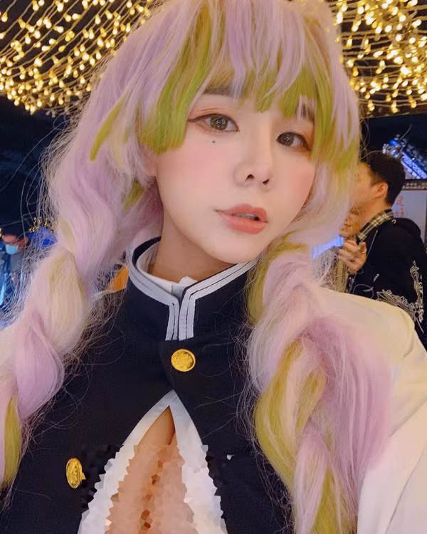 Body nóng bỏng, lại chịu khó ăn mặc gợi cảm nên dù không hoạt động trong showbiz nhưng Janie thường xuyên được các nhãn hiệu bikini, game mời chụp quảng cáo, làm gương mặt đại diện.