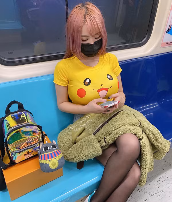 Việc “sexy hóa” biểu tượng tuổi thơ của họ để nhằm mục đích phô diễn vòng 1 ngồn ngộn như vậy thực sự không thuận mắt. Ảnh: FBNV.