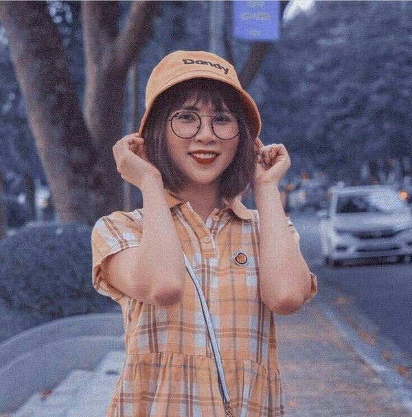 Về màu sắc, Thơ Nguyễn thường chọn những gam màu nổi bật, sặc sỡ như đỏ, vàng, cam... để trưng diện.