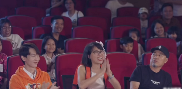 Chưa kể, phản ứng của cô trước màn biểu diễn của một thí sinh khiến giám khảo ngồi bên cạnh phải né sang một bên với biểu cảm khá "ngỡ ngàng". Ảnh: Internet.