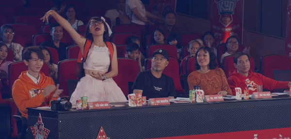 Có lẽ, lần “lố” gây chú ý nhất là khi youtuber Thơ Nguyễn nhận lời mời làm khán giả cho một cuộc thi tìm kiếm tài năng nhí.