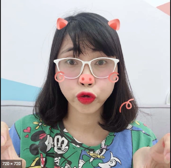 Youtuber Thơ Nguyễn rất chịu khó chu môi, tạo dáng nhí nhảnh. Tuy nhiên, gương mặt không baby khiến biểu cảm cùng trang phục của cô nàng có phần không ăn nhập.