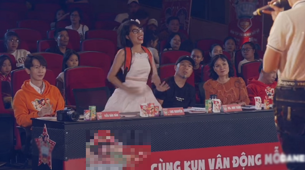 Youtuber Thơ Nguyễn diện váy trắng, cài nơ trên tóc, đeo balo phong cách trẻ em. Vẫn biết đây là cuộc thi dành cho các tài năng nhỏ tuổi song việc ăn mặc của cô bị xem hơi quá đà. Những người bên cạnh vẫn có cách ăn mặc giản dị mà không kém phần trẻ trung.