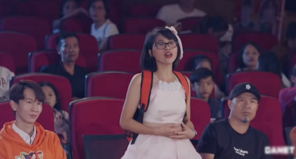 Nhiều người nhận xét, việc một cô gái xấp xỉ 30 (Thơ Nguyễn sinh năm 1992) thường xuyên kết thân với bộ cánh nhiều màu sắc, chi tiết cùng biểu cảm gượng gạo khiến họ cảm thấy không thuận mắt.