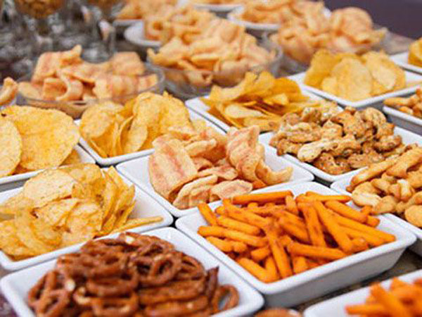 Snack. Snack chứa nhiều nguyên tố kim loại như chì, nhôm... có thể gây nên những tổn thương cho não bộ cũng như hệ tiêu hóa con người. Đáng nói, trẻ nhỏ thường xuyên ăn món khoái khẩu này sẽ tích tụ lượng lớn nguyên tố kim loại trong cơ thể gây ngộ độc mãn tính.