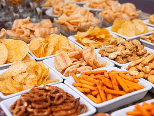 Snack. Snack chứa nhiều nguyên tố kim loại như chì, nhôm... có thể gây nên những tổn thương cho não bộ cũng như hệ tiêu hóa con người. Đáng nói, trẻ nhỏ thường xuyên ăn món khoái khẩu này sẽ tích tụ lượng lớn nguyên tố kim loại trong cơ thể gây ngộ độc mãn tính.