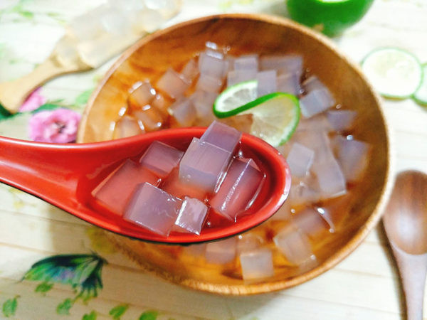 Ngoài ra, thạch còn chứa các chất phụ gia như kali sorbate, carrageenan, citric, hương liệu cùng chất tạo màu... Ăn nhiều có thể cản trở quá trình hấp thu các nguyên tố vi lượng, đạm và canxi.