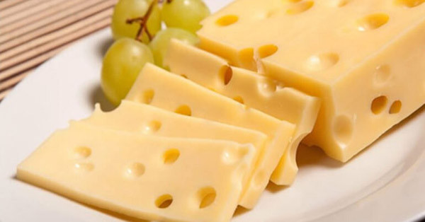 Các sản phẩm từ sữa như sữa chua, phô mai, phô mai que cũng là đồ ăn vặt lý tưởng để bổ sung chất đạm, khoáng chất, muối vô cơ... Ảnh: Internet.