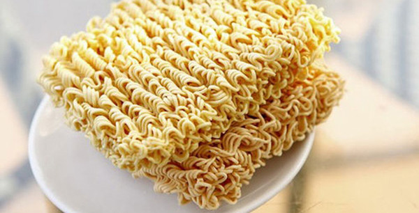 Ngoài các chất phụ gia và bảo quản, hàm lượng natri trong mì gói tương đối cao. Khi đi vào cơ thể, chúng sẽ làm tăng gánh nặng cho dạ dày nên không thích hợp để thưởng thức thường xuyên, đặc biệt là trẻ nhỏ.