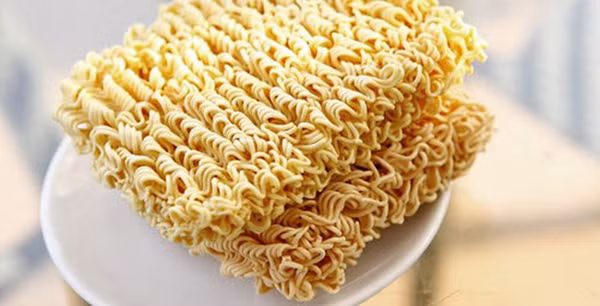 Ngoài các chất phụ gia và bảo quản, hàm lượng natri trong mì gói tương đối cao. Khi đi vào cơ thể, chúng sẽ làm tăng gánh nặng cho dạ dày nên không thích hợp để thưởng thức thường xuyên, đặc biệt là trẻ nhỏ.