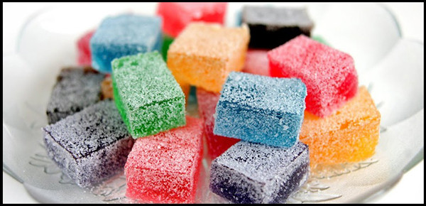 Đồ ăn vặt cực hại - kẹo trái cây. Kẹo trái cây có ưu điểm là màu sắc bắt mắt, hương vị chua ngọt kích thích. Vậy nhưng loại kẹo này lại chứa nhiều đường, calo song lại ít vitamin. Trong khi đó, cơ thể trẻ lại rất cần vitamin B cùng các vitamin khác. Ăn nhiều kẹo trái cây sẽ vô cùng bất lợi cho sự phát triển của trẻ.