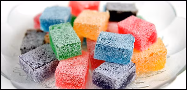 Đồ ăn vặt cực hại - kẹo trái cây. Kẹo trái cây có ưu điểm là màu sắc bắt mắt, hương vị chua ngọt kích thích. Vậy nhưng loại kẹo này lại chứa nhiều đường, calo song lại ít vitamin. Trong khi đó, cơ thể trẻ lại rất cần vitamin B cùng các vitamin khác. Ăn nhiều kẹo trái cây sẽ vô cùng bất lợi cho sự phát triển của trẻ.