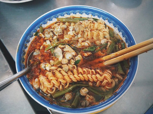  Đồ ăn vặt cực hại - mì gói. Mì gói hương vị hấp dẫn, tiện lợi, dễ thưởng thức dưới dạng nấu chín hoặc ăn liền. Tuy nhiên, các bác sĩ không cho con ăn bởi chúng không chỉ nghèo nàn dinh dưỡng mà còn chứa chất có hại cho cơ thể.