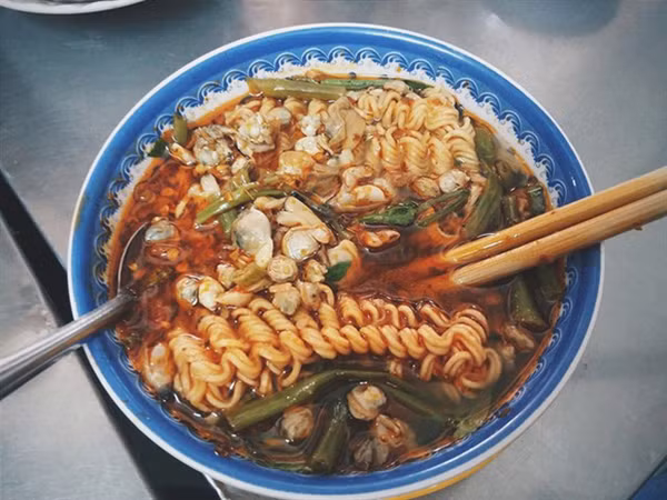  Đồ ăn vặt cực hại - mì gói. Mì gói hương vị hấp dẫn, tiện lợi, dễ thưởng thức dưới dạng nấu chín hoặc ăn liền. Tuy nhiên, các bác sĩ không cho con ăn bởi chúng không chỉ nghèo nàn dinh dưỡng mà còn chứa chất có hại cho cơ thể.