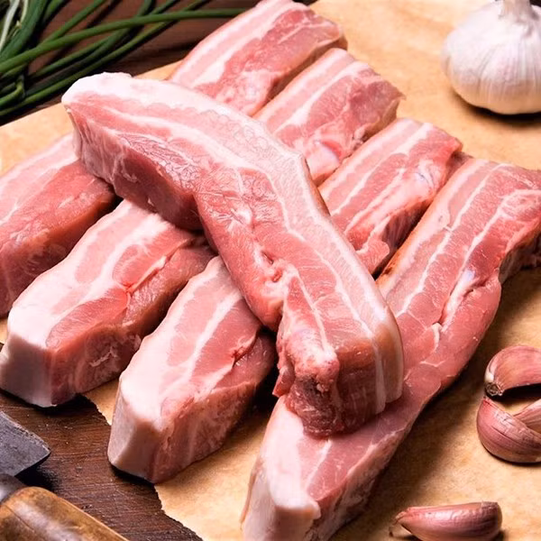 Khi cắt thịt theo chiều dọc sẽ thấy được phần thịt khô ráo bên trong, cơ hơi se lại, lớp bì mềm, mỡ màu trắng trong đến hơi ngà và khi ngửi không có mùi gắt dầu.