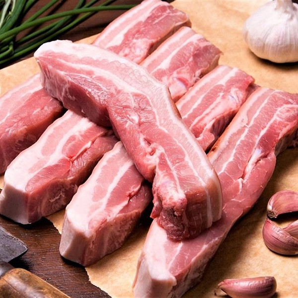 Khi cắt thịt theo chiều dọc sẽ thấy được phần thịt khô ráo bên trong, cơ hơi se lại, lớp bì mềm, mỡ màu trắng trong đến hơi ngà và khi ngửi không có mùi gắt dầu.