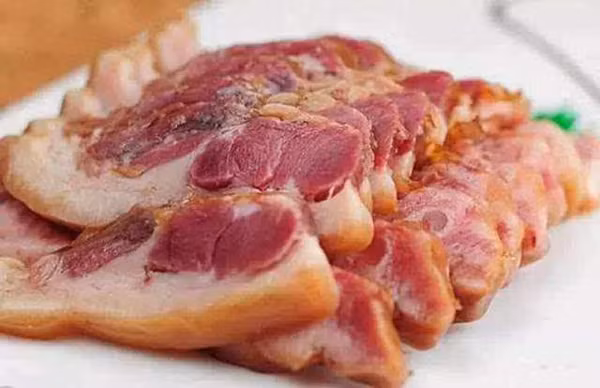 Từ vị trí này, máu sẽ chảy ra nhiều, ứ đọng lại làm “mồi” cho vi khuẩn. Vị trí hở, bẩn để lâu trong không khí càng khiến vi khuẩn có cơ hội phát triển. Điều này không hề tốt cho người ăn.