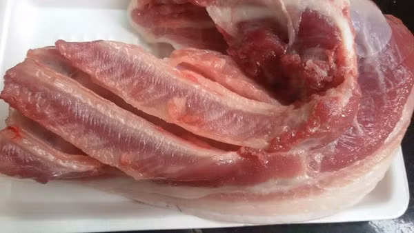 Để chọn thịt ngon chế biến món ăn cho gia đình, bạn cần đặc biệt chú ý đến màu sắc, mùi thịt. Thịt lợn chất lượng sẽ có màu hồng nhạt đến đỏ thẫm, mùi không bị ôi thiu.