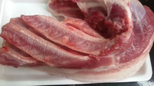 Để chọn thịt ngon chế biến món ăn cho gia đình, bạn cần đặc biệt chú ý đến màu sắc, mùi thịt. Thịt lợn chất lượng sẽ có màu hồng nhạt đến đỏ thẫm, mùi không bị ôi thiu.