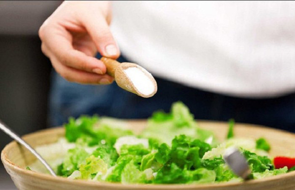 Ăn mặn. Hầu hết lượng muối bạn nạp vào cơ thể đều được thận chia nhỏ và hấp thụ dần. Vì lý do này, càng ăn mặn sẽ càng tăng gánh nặng cho thận.