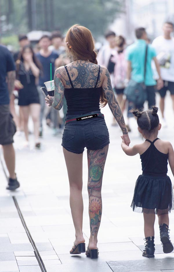 Hình xăm nghệ thuật ngày càng được nhiều người ưa thích, lựa chọn song nhiều người vẫn dành ánh nhìn khắt khe với môn nghệ thuật này. Mới đây, mạng xã hội được dịp xôn xao quanh loạt ảnh bà mẹ ăn mặc mát mẻ để lộ hình xăm lớn xuống phố.