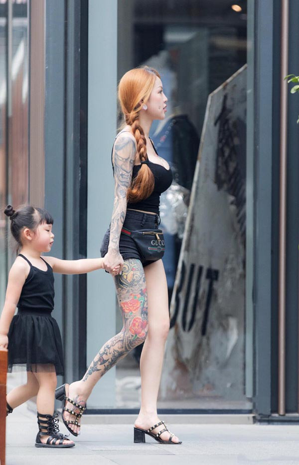 Nhiều bình luận góp ý người phụ nữ mặc hở, để lộ những phần nhạy cảm khi ra ngoài cùng trẻ sẽ khiến bé có nhận thức sai lầm. Trẻ sẽ coi việc phô diễn cơ thể thiếu tế nhị là bình thường. Tình trạng sẽ càng nguy hại hơn khi các cháu bước vào tuổi dậy thì.