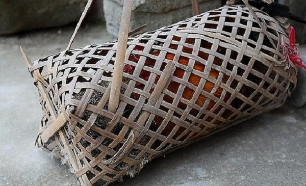 Vo khong vao phong cuoi, chong thang tay tung cu tat dan mat