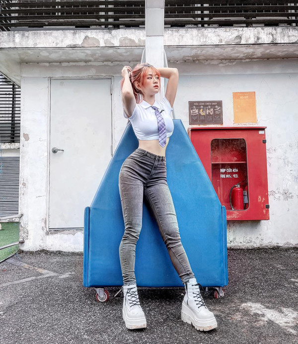 Diện trang phục học sinh biến tấu sexy, người mặc sẽ trở nên vừa gợi cảm vừa trẻ trung, năng động. Chính vì vậy, nhiều mỹ nhân nhanh chóng bắt trend thời trang này.