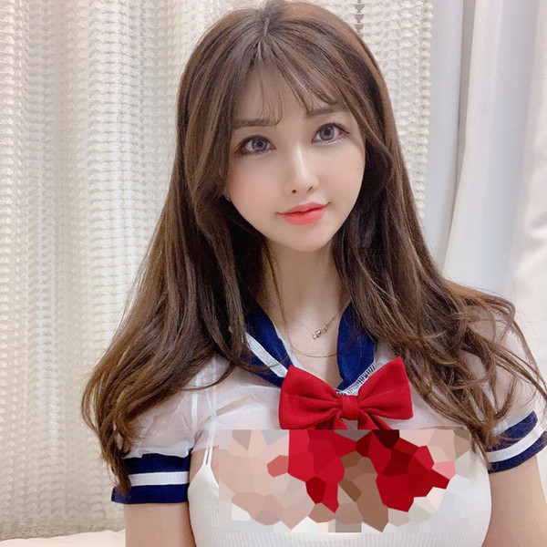 Những chiếc áo bó sát, được cắt ngắn hết cỡ thành áo croptop, khoe vòng eo con kiến và chân váy nữ sinh siêu ngắn, phô diễn đôi chân dài dễ gây mất thiện cảm, làm mất ý nghĩa ban đầu của những bộ đồ đồng phục. Ảnh: Internet.