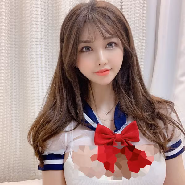 Những chiếc áo bó sát, được cắt ngắn hết cỡ thành áo croptop, khoe vòng eo con kiến và chân váy nữ sinh siêu ngắn, phô diễn đôi chân dài dễ gây mất thiện cảm, làm mất ý nghĩa ban đầu của những bộ đồ đồng phục. Ảnh: Internet.