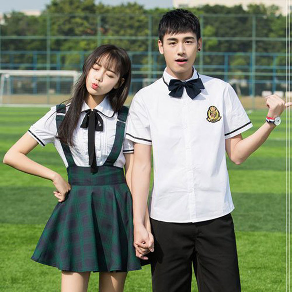 Mặc đồng phục học sinh cũng mang lại giá trị về tinh thần, giảm tình trạng phân biệt giàu nghèo. Từ đó, học sinh trở nên hòa đồng, tạo tính đồng đội, đoàn kết cao hơn.