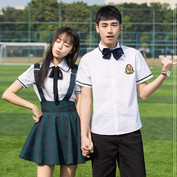 Mặc đồng phục học sinh cũng mang lại giá trị về tinh thần, giảm tình trạng phân biệt giàu nghèo. Từ đó, học sinh trở nên hòa đồng, tạo tính đồng đội, đoàn kết cao hơn.